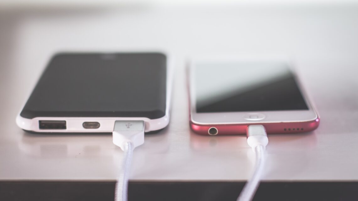 Hos Charging.dk forhandles der bl.a. ladestationer og en stor powerbank til gode priser