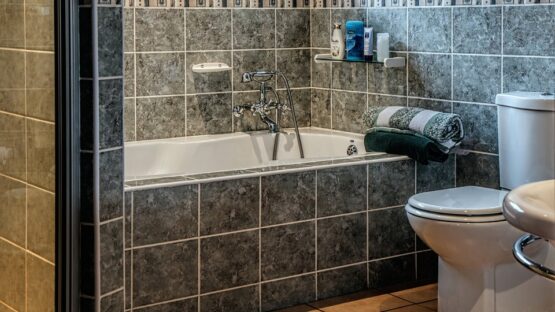 Pryd dit badeværelse med eksklusive fliser med marmorlook eller rå fliser med skifferlook