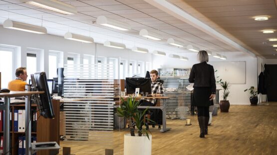 Køb et kontorbord af gode materialer og salstole i høj kvalitet hos SIS by Lekolar