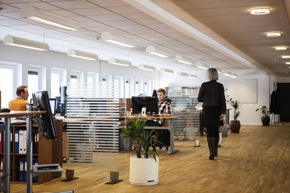 Køb stoleunderlag i god kvalitet og kontorartikler til virksomheder hos Remmer