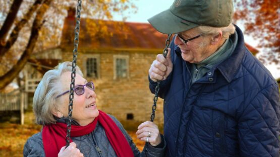 Stort udvalg af hjælpemidler til seniorer såsom krykker og rollatorer hos SeniorSalg.dk