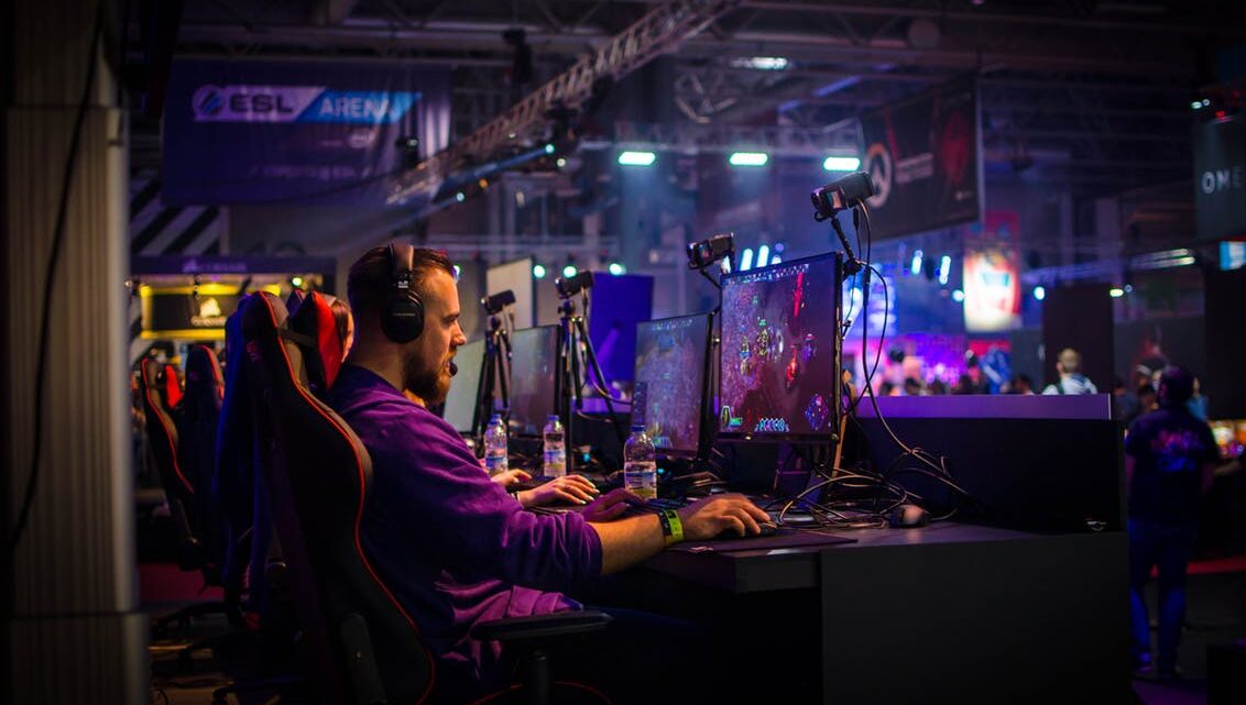 Køb gaming kabinet og gamer stol hos FOURZE